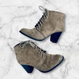 5 for $25 Forever 21 brown faux suede lace up heeled ankle booties size 8.5